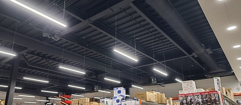 Interior del techado en nave industrial para uso comercial