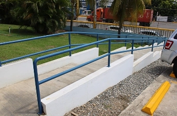 Acceso peatonal con rampa escalonada