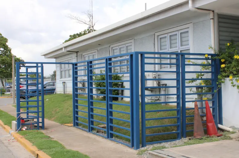 Control de acceso: verja perimetral metálica